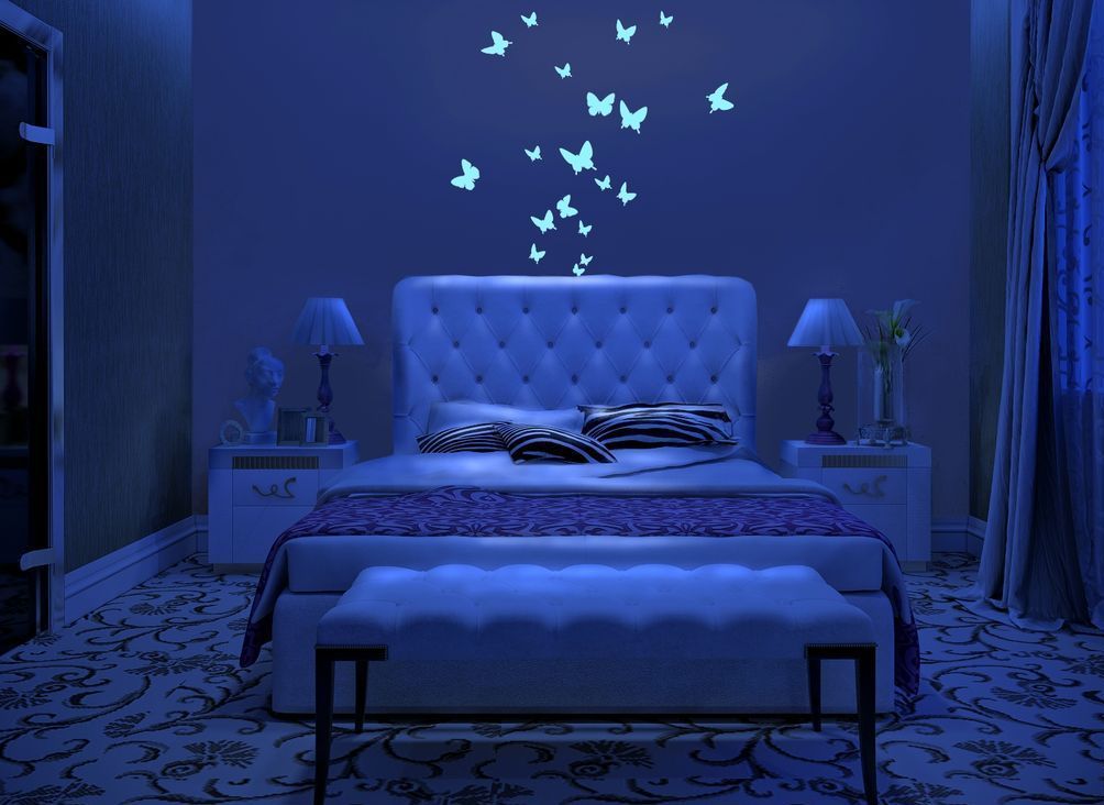 الفراشات متوهجة في غرفة النوم الداخلية