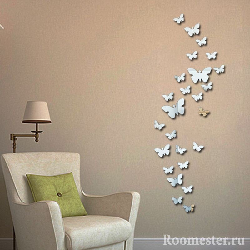 مرآة الفراشات على الحائط