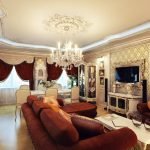 Guldtoner i vardagsrummet i klassisk stil