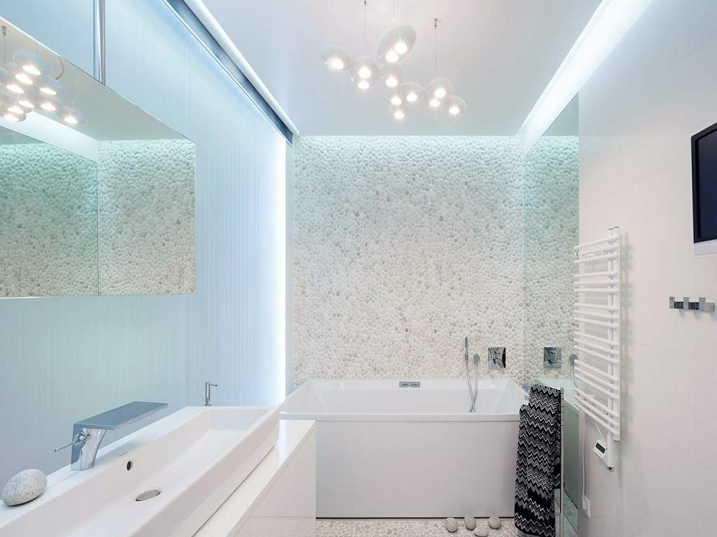 Diseño interior de baño blanco