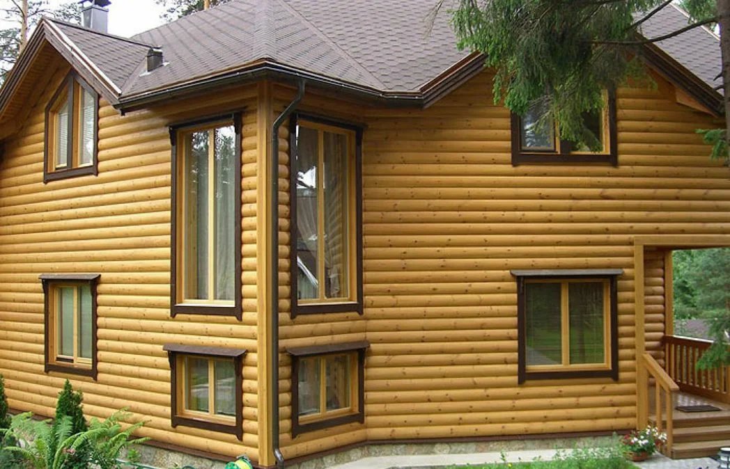 Revêtement en bois sur la façade de la maison
